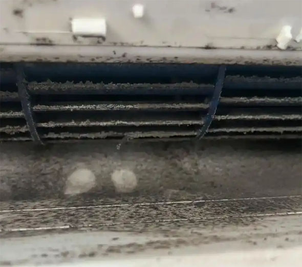 海盐空调吹的风有股烧焦味是怎么回事